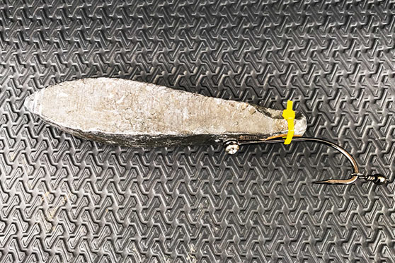 A simple release weight made from a 'puka 'bomb'. A hook, stainless screw swivel and cable tie are the only materials needed.