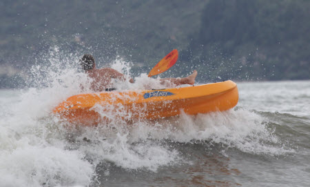 Kyak surfing