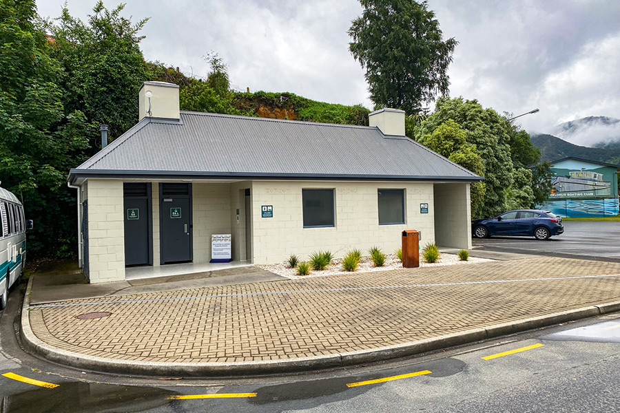Very clean and tidy toilet facilities with coin-operated laundry and showers are on-site.